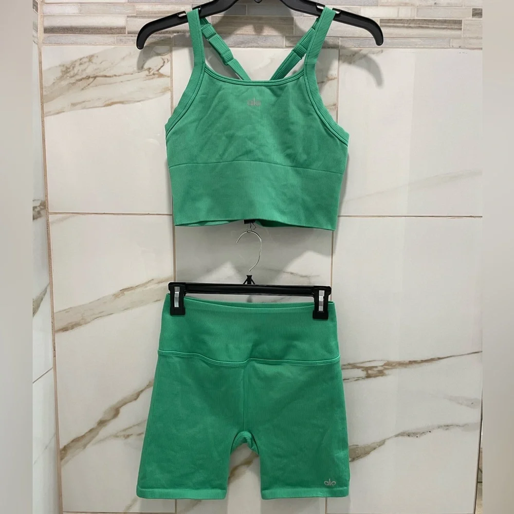 ALO set Seamless Ribbed Favorite Bra Tank+ seamless ribbed favorite shorts green - Picture 7 of 16